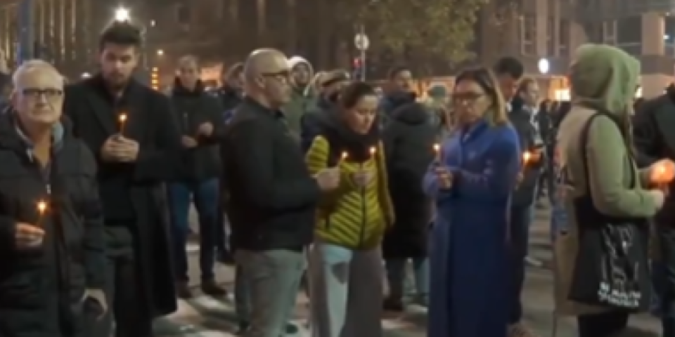 Pale sveće svuda, samo ne u crkvi: Blokaderi nalik sektašima - pozvali sve da rade isto što i oni (VIDEO)