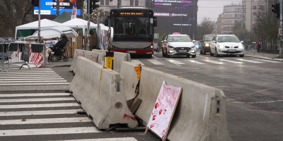 Policija i dalje ispred Skupštine: Evo kakvo je stanje u centru grada