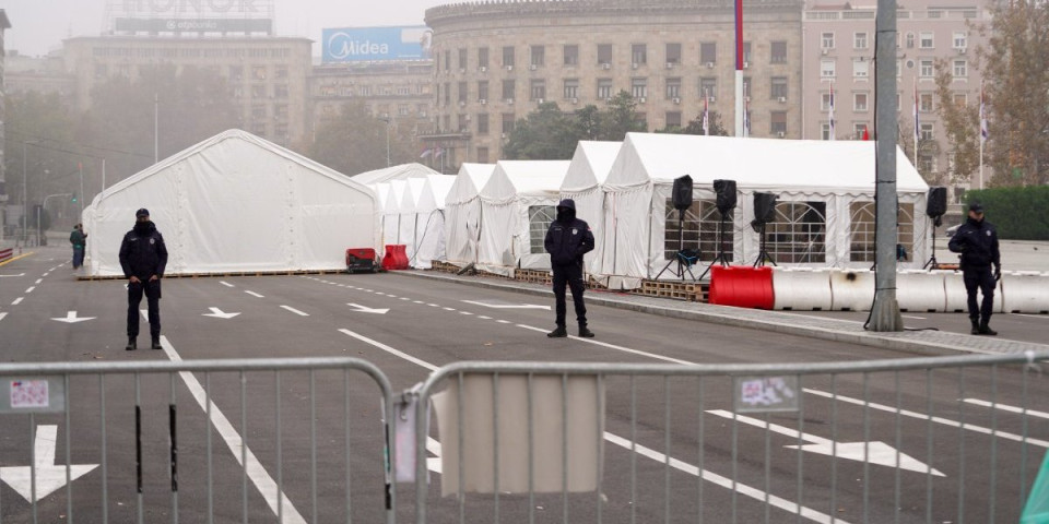 Policija na ulici, Dijana Hrka nastavila štrajk glađu: Ovo je trenutna situacija ispred Skupštine (FOTO)