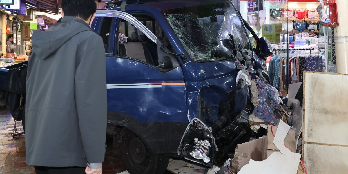 Kamion se zaleteo u pijacu, ima mrtvih! Kamere snimile horor u Bučeonu (FOTO/VIDEO)