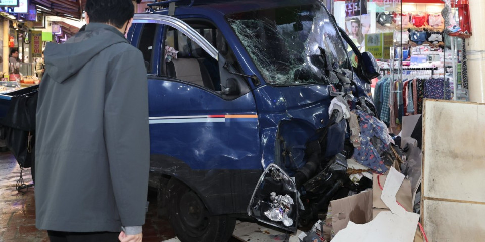 Kamion se zaleteo u pijacu, ima mrtvih! Kamere snimile horor u Bučeonu (FOTO/VIDEO)