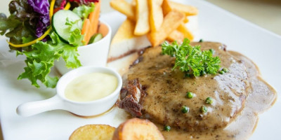 Ako volite jela koja mirišu na domaću kuhinju i ne zahtevaju previše vremena, lovačke šnicle su pun pogodak.