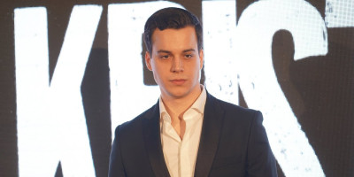 Glumac Pavle Mensur našao se na meti oštrih kritika na društvenim mrežama zbog izjave da je celo detinjstvo proveo u kafani i da mu je to doprinelo da postane dobar glumac.