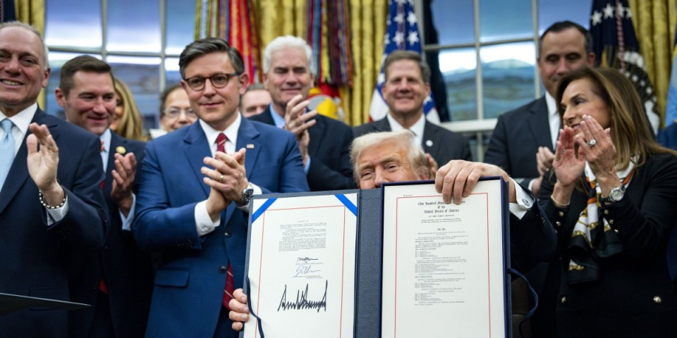 Demokrate poražene: Tramp potpisao zakon i završio blokadu — istorijski trenutak u Vašingtonu (FOTO/VIDEO)
