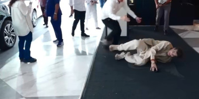 Indijska glumačka zvezda Džitendra (83) sapleo se i pao tokom odlaska na molitveni skup u Mumbaiju.