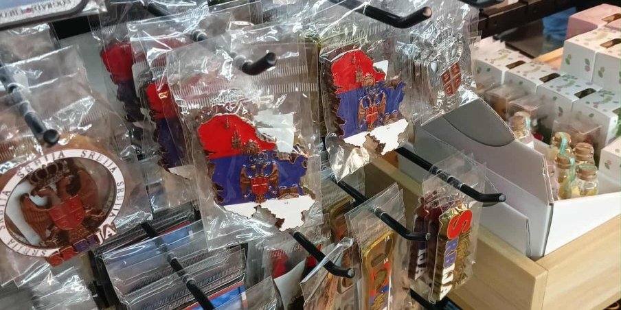 Zaplenjeni magneti i privesci u Nišu : Šokiraće vas razlog (FOTO)