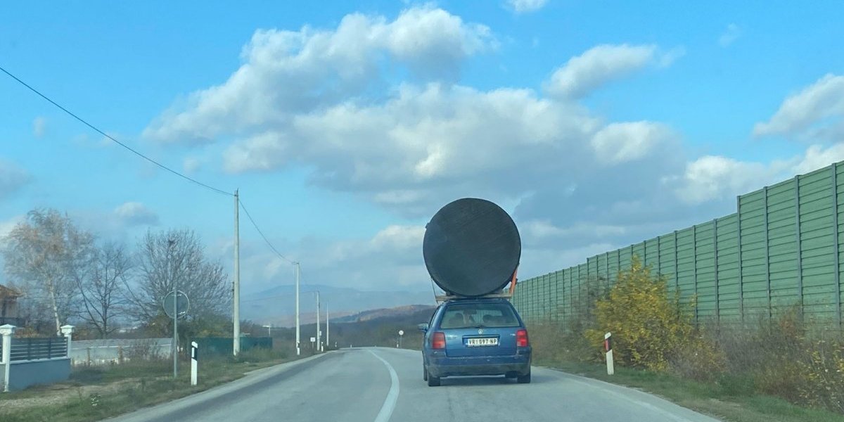 Nadrealna scena na putu kod Vranja: Svi se čude ovom vozaču