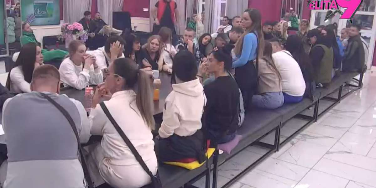 Učesnici "Elite 9" za crnim stolom