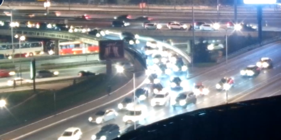 Kilometarske kolone: Beograd u totalnom kolapsu, ove pravce izbegavajte (FOTO)