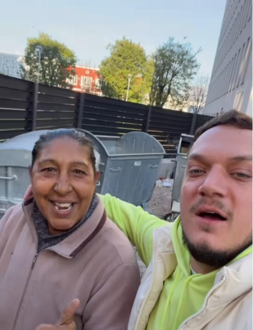 Gastoz sreo ženu pored kontejnera - Njegov postupak usijao mreže: "Kao da si naš" (VIDEO)