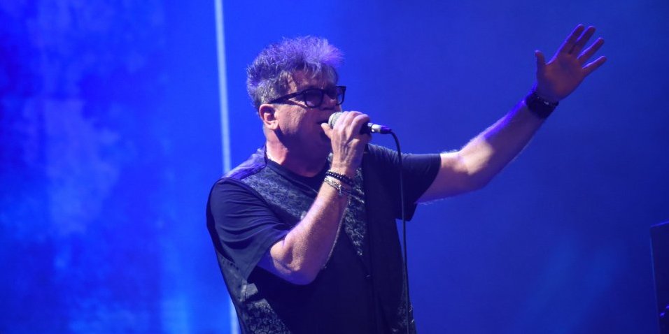 Ovo je 24 godine mlađa supruga frontmena "Crvene jabuke" - Bodri ga iz prvog reda (FOTO)