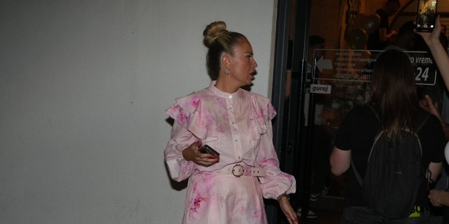 Pevačici pred svima ispao veštački zub - Doživela peh na otvaranju luks restorana