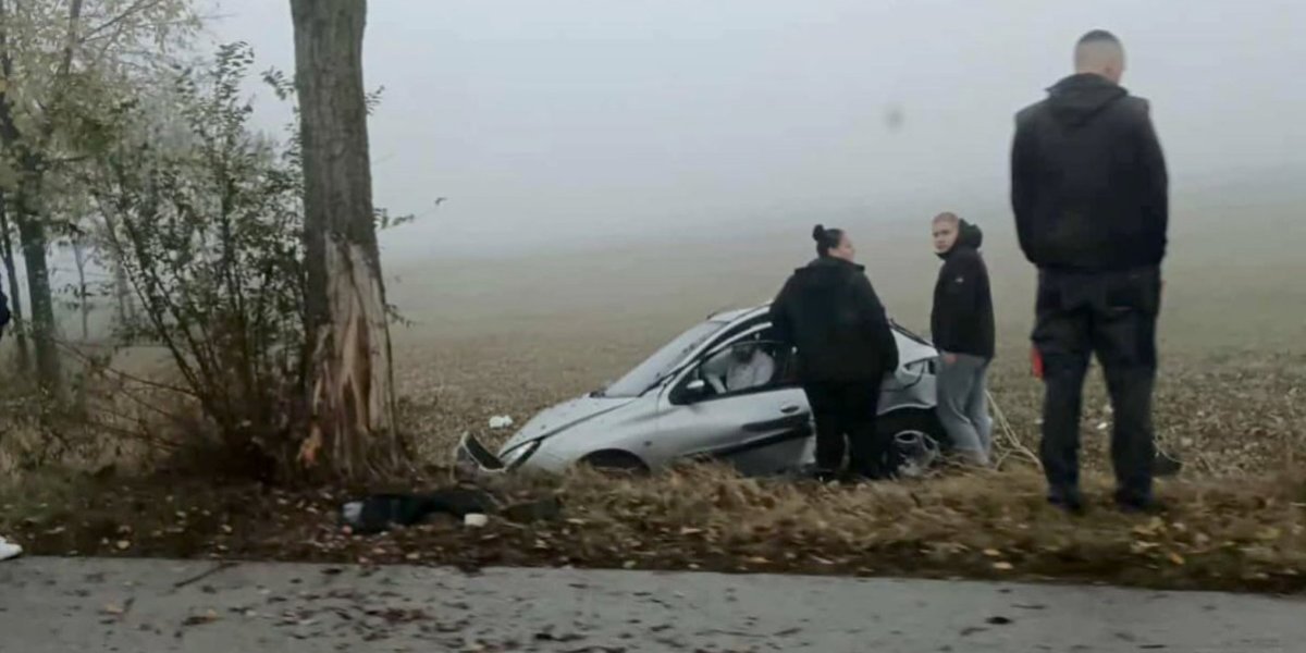 Teška saobraćajka kod Sombora: Vatrogasci seku vozilo da dođu do povređenog (FOTO)