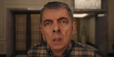 Britanski komičar Rouan Atkinson, mnogima zauvek upamćen kao Mister Bin, vraća se na male ekrane u novoj humorističkoj seriji "Čovek protiv bebe" ("Man Vs Baby"), koja na Netfliksu izlazi 11. decembra.