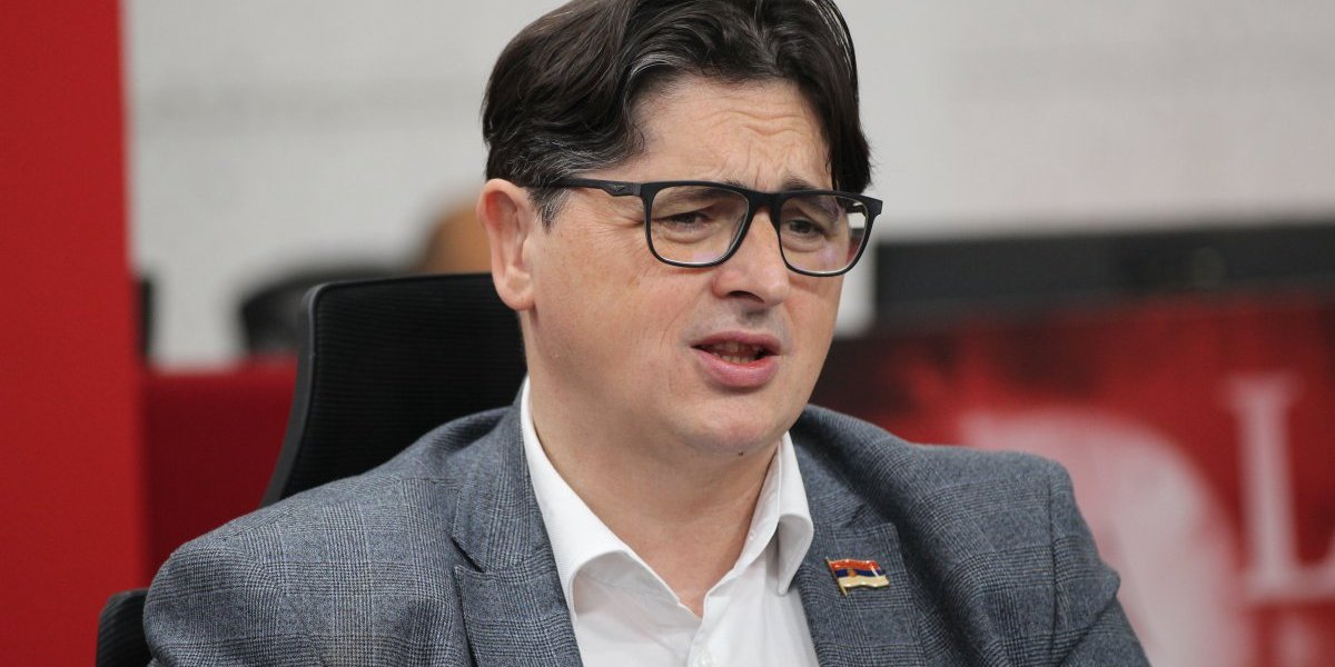 "Novinarka RTV me napala kod Skupštine": Mrdić prvi put u javnosti nakon izlaska iz bolnice (VIDEO)