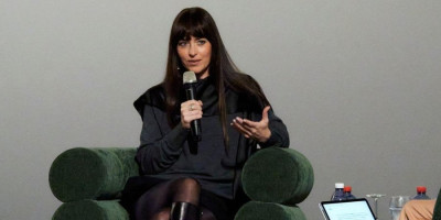 Iv Sen Loran (YSL)  je svojim novim čizmama vratio 70-e u modu i time zaludeo žene širom sveta. Duboki kožni model sa velikom platformom se takođe dopao Dakoti Džonson.