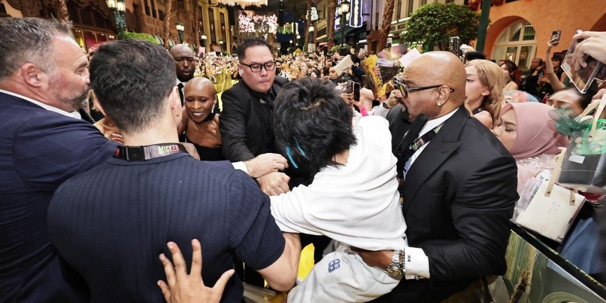 (VIDEO) Muškarac napao pevačicu: Policija odmah reagovala