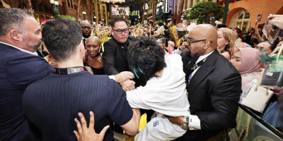 Australijanac Džonson Ven (26) optužen je za narušavanje javnog reda i mira nakon što je preskočio ogradu i nasrnuo na glumicu i pevačicu Arijanu Grande na premijeri filma "Wicked: For Good" u Singapuru.