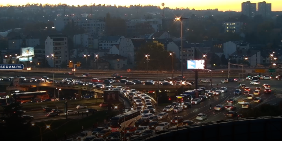 Grad potpuno paralisan: Na ulicama je haos - Vozači besni, situacija se samo pogoršava (FOTO)