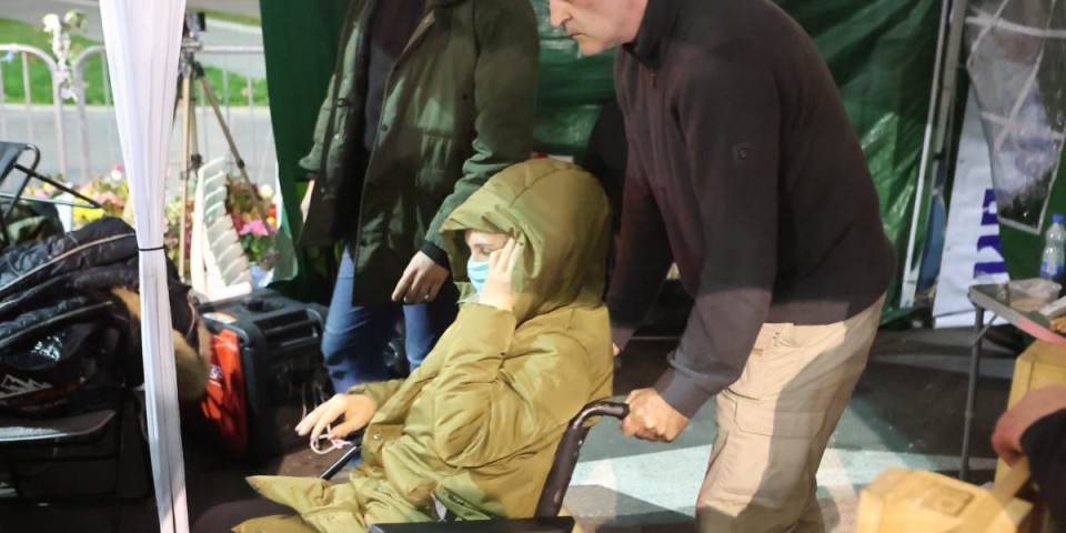 Dijana Hrka napustila bolnicu: Dovedena pravo ispred Skupštine (FOTO/VIDEO)