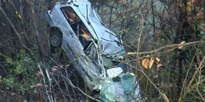 Tokom večernjih sati na putu Prijepolje - Pljevlja, u mestu Donje Ravni došlo je do saobraćajne nezgode kada je iz za sada nepoznatih razloga vozač putničkog automobila izgubio kontrolu i sleteo sa kolovoza u provaliju duboku oko 50 metara.