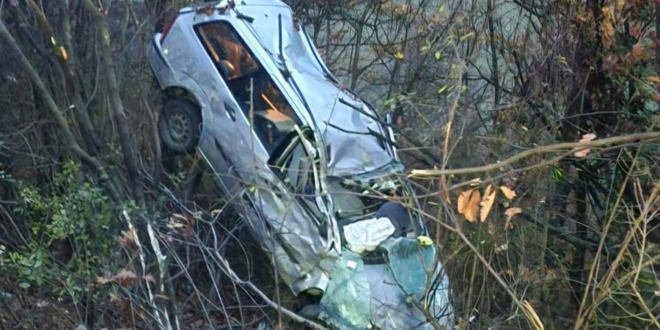 Sleteo s puta i završio u provaliji: Jeziva nezgoda kod Prijepolja, povređene izvlačili spasioci (FOTO/VIDEO)