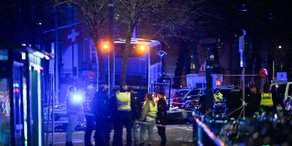 (FOTO/VIDEO) Užas u glavnom gradu: Autobus uleteo u stanicu i pobio ljude - Čuo se prasak a zatim jezivi vrisci...