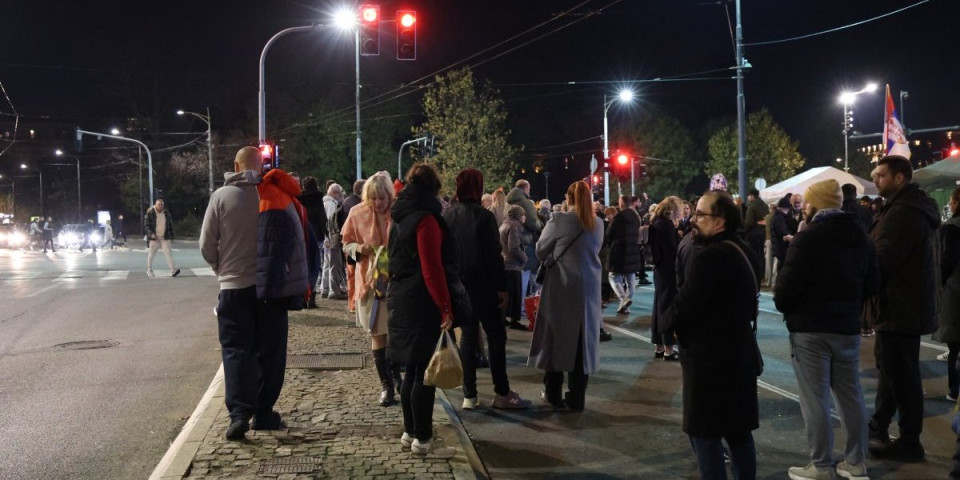 Opšti rat: Blokaderi opleli redom po Kovačeviću, Tanasiju, omladinama stranaka...