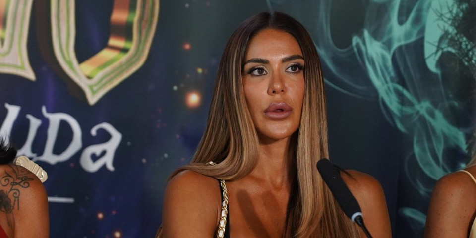 Odakle joj pravo?! Marina Visković snimila spot u crkvi, pevačica razapeta