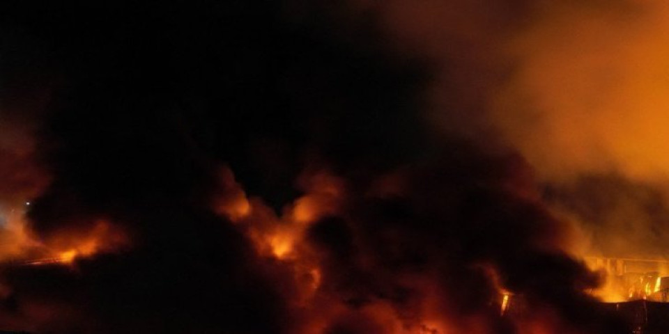 Katastrofalan požar! U trenutku je počelo sve da gori: Vatrogasci se jedva bore protiv vatrene stihije - broje se mrtvi (FOTO/VIDEO)