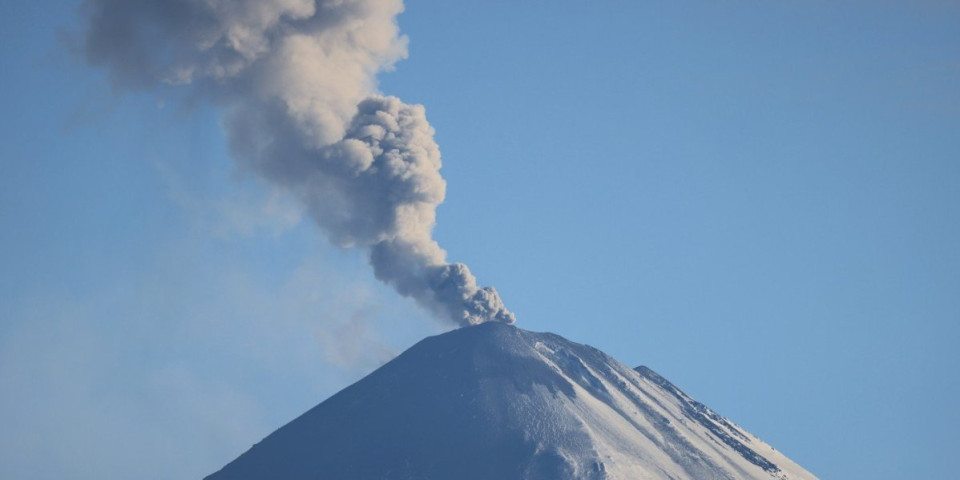 Snažna erupcija vulkana na Kamčatki! Oblak pepela čak 2,7km iznad nivoa mora - na snazi narandžasti meteoalarm