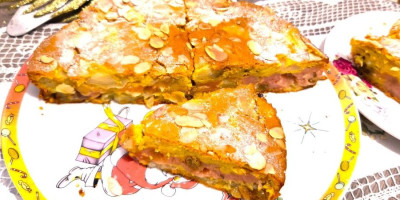 Ovo je savršen domaći kolač koji će oduševiti sve generacije! Spoj sočnih jabuka, mirisnog cimeta i nežnog krem fila, garantuje da će svi ostati bez teksta.