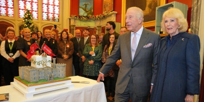 Kralj Čarls je svoj 77. rođendan obeležio na simboličnom mestu, u čuvenom velškom zamku. Dok su mu čestitke pristizale sa svih strana sveta, jedna se ponovo nije pojavila: poruka princa Harija i Megan Markl.