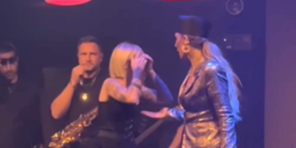 Hitno prekinut Senidin nastup: Pevačica iz petnih žila molila za pomoć