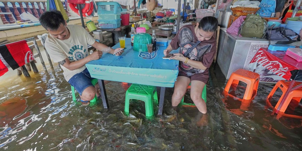 Šok prizor u restoranu: Gosti jedu, a ribe im plivaju oko nogu - sve poplavljeno (FOTO)