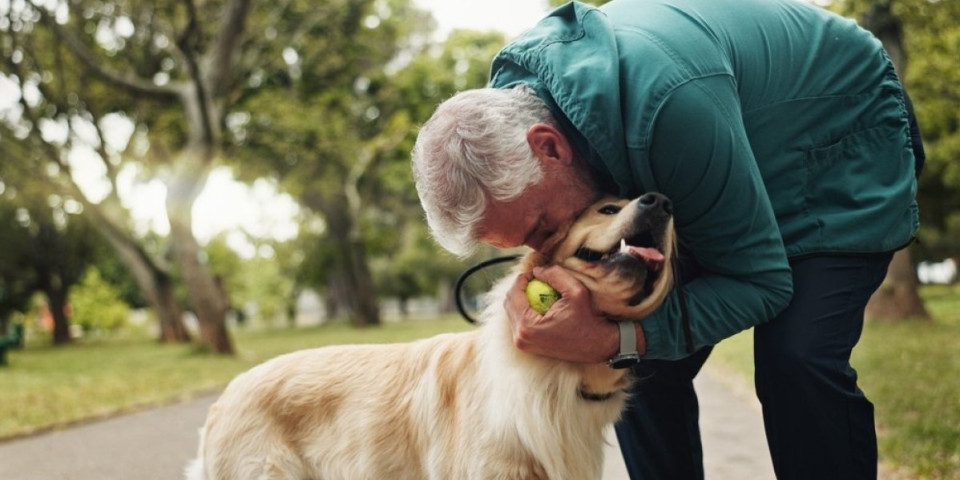 Pronašao psa uz pomoć smrdljivih čarapa: Deka (93) i ljubimica raznežili milione (VIDEO)