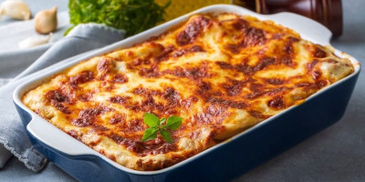 Postoje bezbrojne kombinacije u kojima se mlinci pripremaju, ali recept sa piletinom, pečurkama i bogatim kremastim sosem gotovo uvek oduševi.