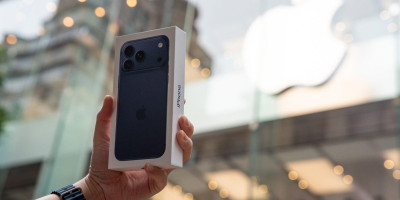 Prema najnovijim glasinama, Ajfon (iPhone 18 Pro Max) bi mogao premašiti 240 grama, čime bi postao najteži iPhone ikada.