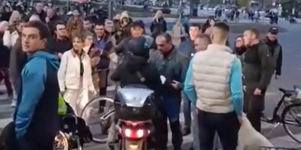Skandal u Novom Sadu! Blokadar fizički napao čoveka koji je samo hteo da prođe (VIDEO)