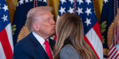 Melanija i Donald Tramp su se pojavili na ceremoniji potpisivanja izvršne uredbe predsednika Amerike, a svi su primetili da je njihova ljubav sve jača, čak su razmenili i poljubac.