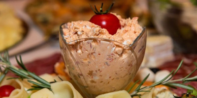 Urnebes je pravi klasik domaće kuhinje, a ovo je najbolji recept koji morate da probate.