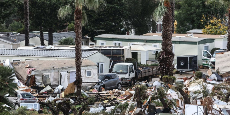 (FOTO/VIDEO) Razorna oluja nosi sve pred sobom - Troje mrtvih! Nema struje, bujice vode preplavile ulice, jezivi snimci kruže mrežama