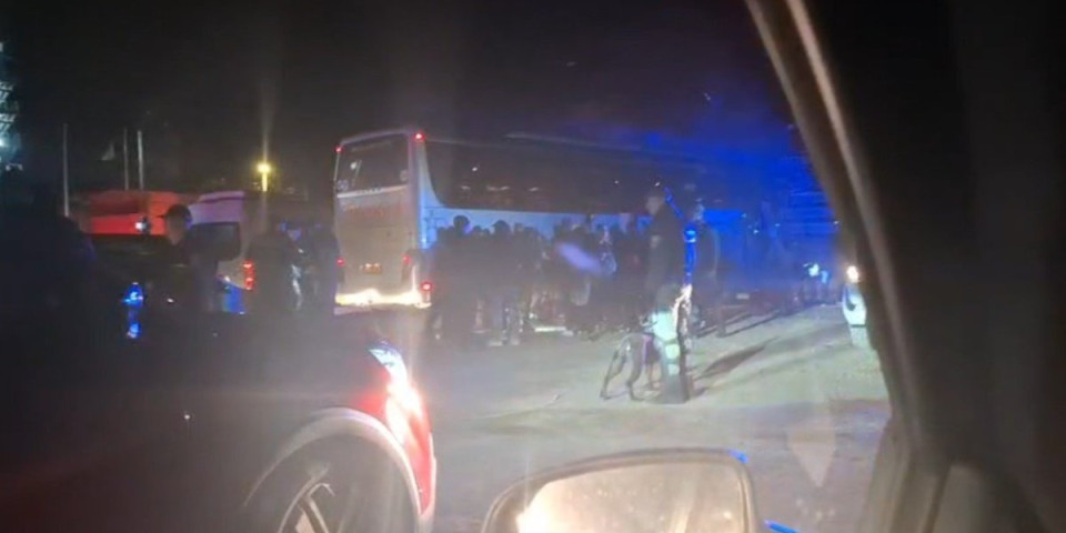 (VIDEO) Pale srpske zastave - Bosanci se iživljavaju na braći Rumunima, težak skandal