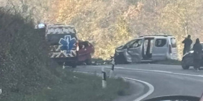 U teškoj saobraćajnoj nesreći koja se oko 12 sati dogodila u Ovčarsko-kablarskoj klisuri, prema prvim nezvaničnim informacijama, poginuo je mladić star 19 godina iz Požege, dok su četiri osobe povređene, među kojima je i dvoje dece starosti osam i dve i po godine, kao i njihovi roditelji.