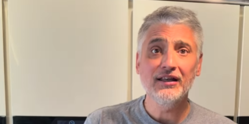 Čeda Jovanović zavija sarme: Lonac pun suvog mesa, pokazao svoje umeće (VIDEO)