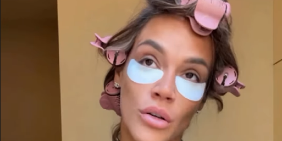 Vikleri na glavi i lice bez šminke: Pevačica u ovakvom izdanju otišla u izlazak (FOTO)