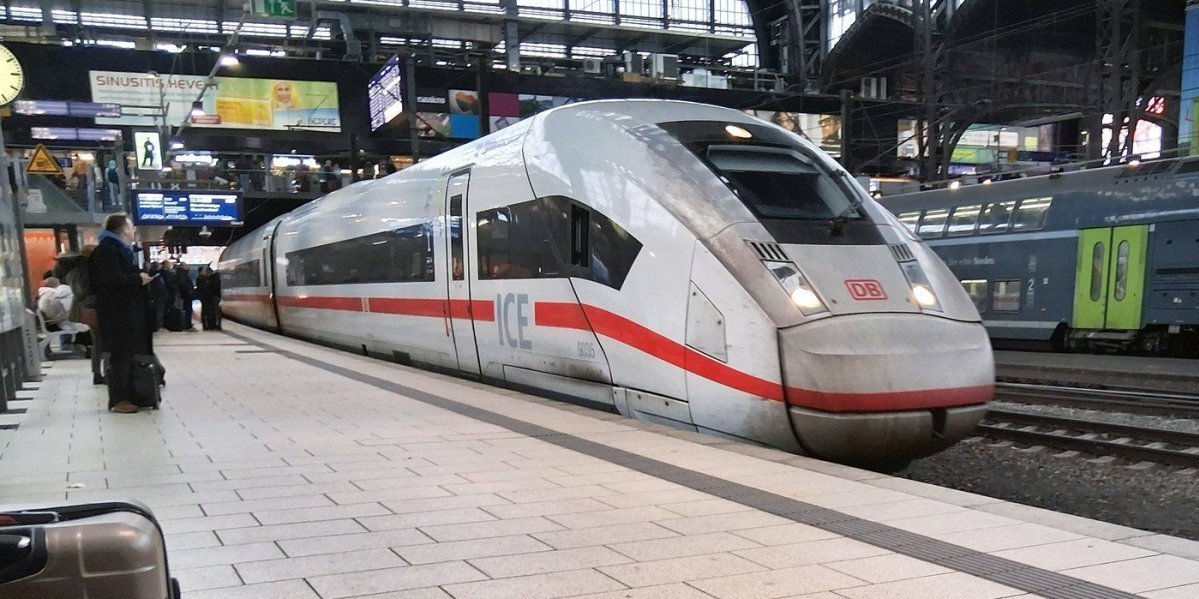 Spotakao se i pao pod voz! Nekim čudom preživeo - Sprovedene drastične mere spašavanja: Ovo je neviđeno