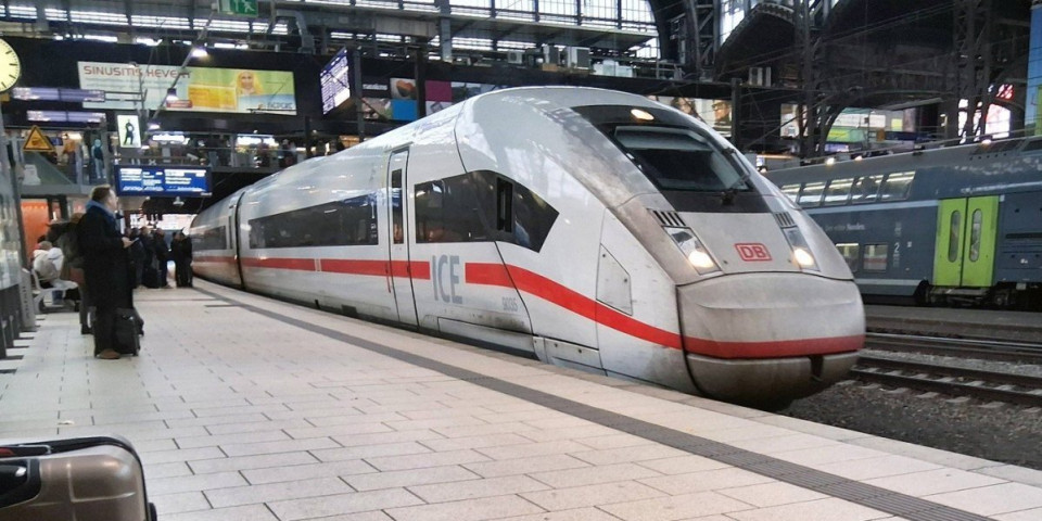 Spotakao se i pao pod voz! Nekim čudom preživeo - Sprovedene drastične mere spašavanja: Ovo je neviđeno