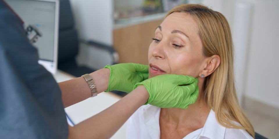 2 znaka na licu ukazuju na kamen u pljuvačnoj žlezdi: Ako ih primetite odmah se javite lekaru