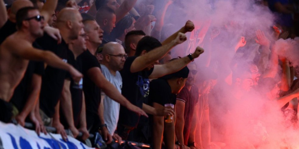 Haos pred meč Crne Gore i Hrvatske: Navijači napadnuti šipkama, oštećena vozila